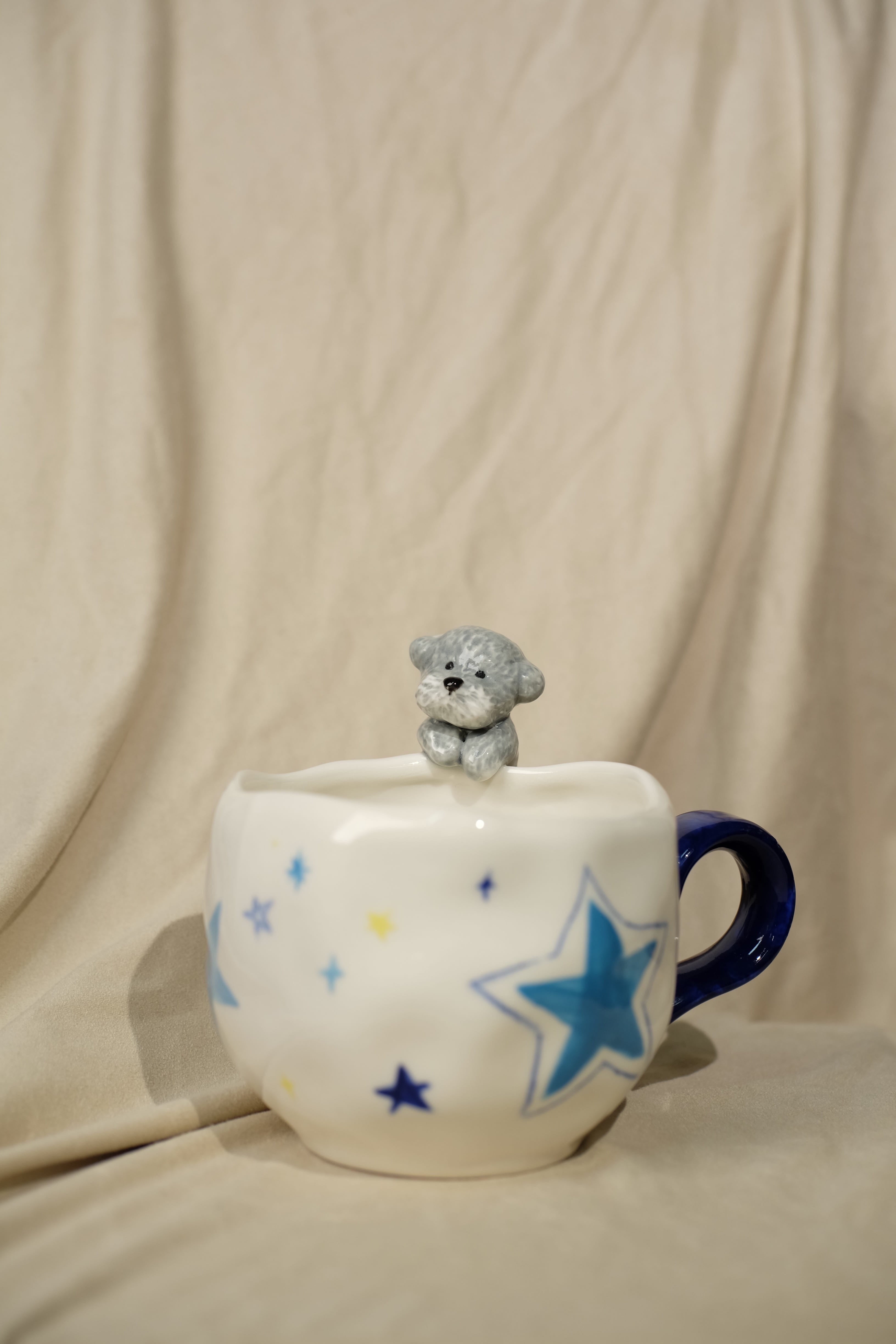 Everlou custom pet sculpture mug with hand-sculpted dog clinging to the rim